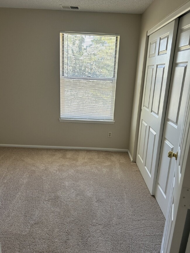 Building Photo - Charming Chestnut Condo!
