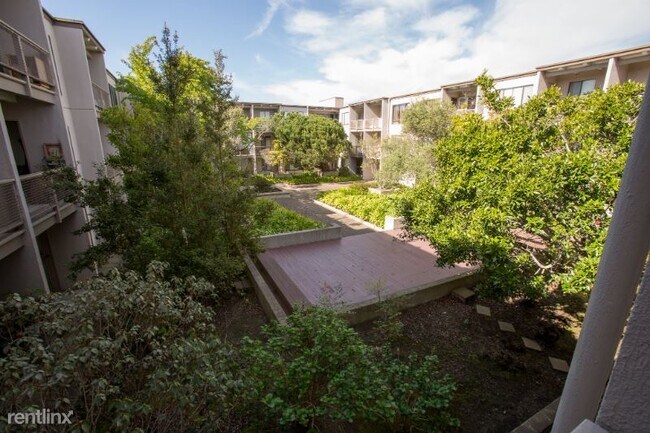 Building Photo - 1 br, 1 bath Condo - 2 Captain Dr