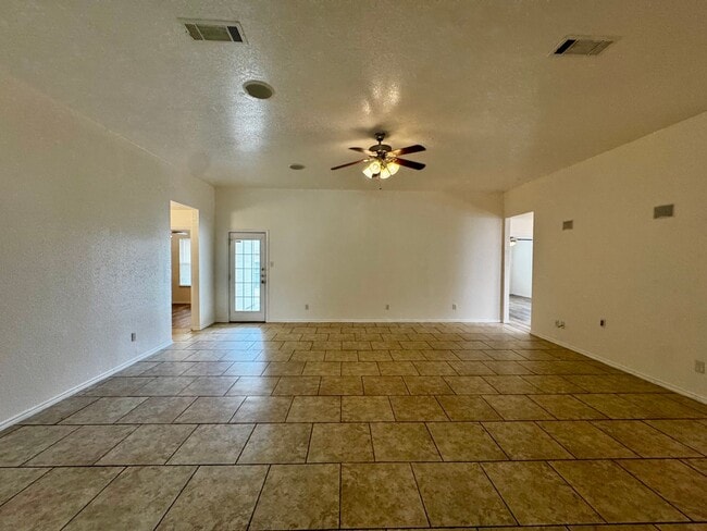 Foto del edificio - Spacious 4 Bedroom 2 Bath