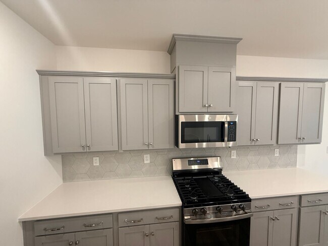 Foto del edificio - Brand New Townhome in Highland Creek Area!