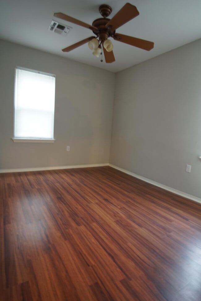 Building Photo - 702 N Redbud Dr