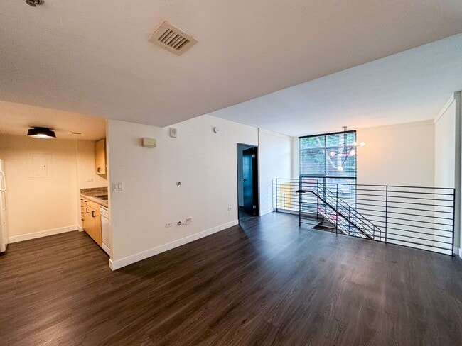Building Photo - Little Italy Updated Townhome Style 2Bed 2...