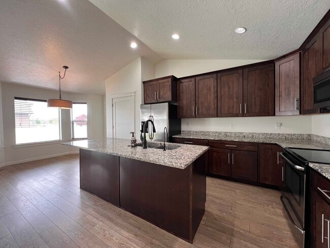 Building Photo - 611 W 650 S