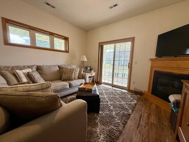 Foto del edificio - Lovely 3BR/3BA Otsego End Unit Townhome Available June!