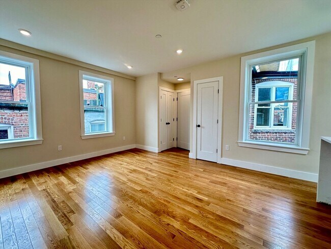 Building Photo - 54 N Margin St