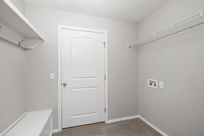 Foto del edificio - 4 Bedroom Home with 3 car garage for rent!