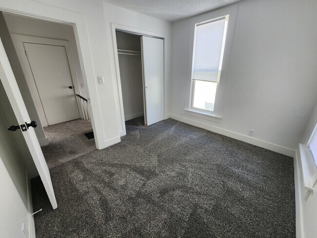 Building Photo - 1012 E 15th St