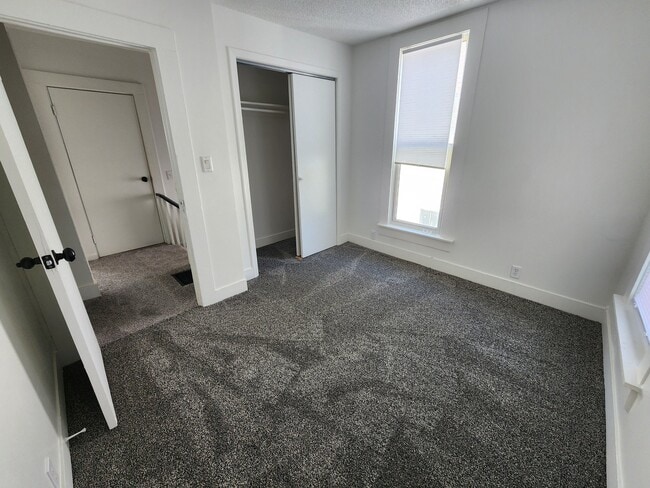 Foto del edificio - 1012 E 15th St