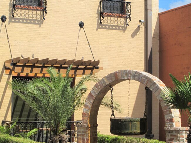 Foto del edificio - 319 S Flores St