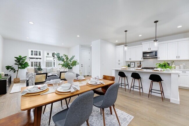 Foto del edificio - Modern 3 Bed 2 Bath Townhouse with Beautiful Finishes & Community Pool