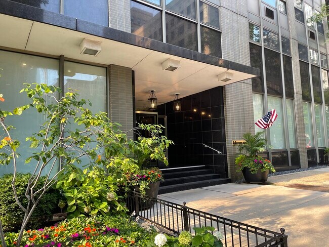 Building Photo - 253 E Delaware Pl