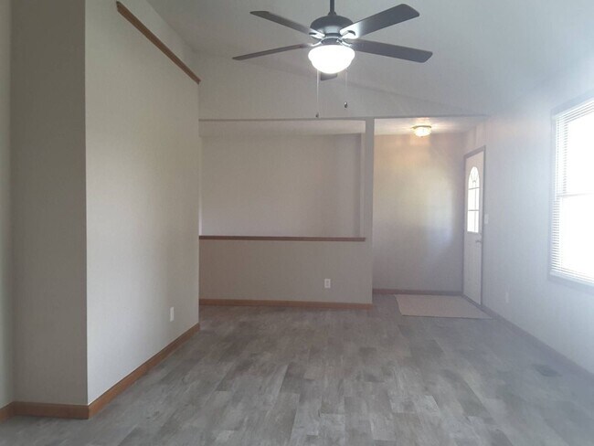 Foto del edificio - 3 Bedroom Home with Updated Flooring Throu...