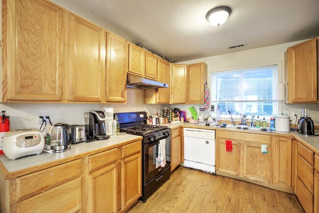 Foto del edificio - 8 Bedroom home in the Heart of the U-district