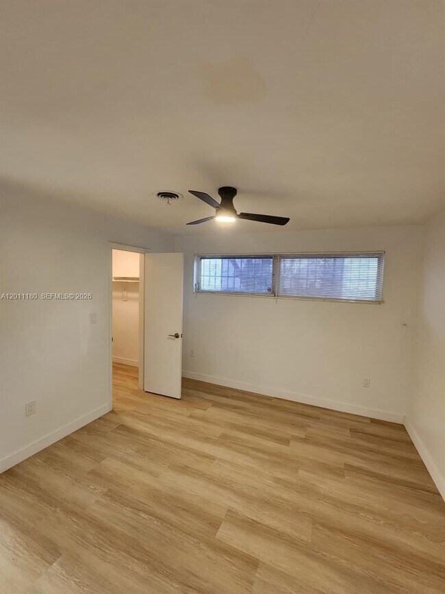 Foto del edificio - 1180 NE 185th St