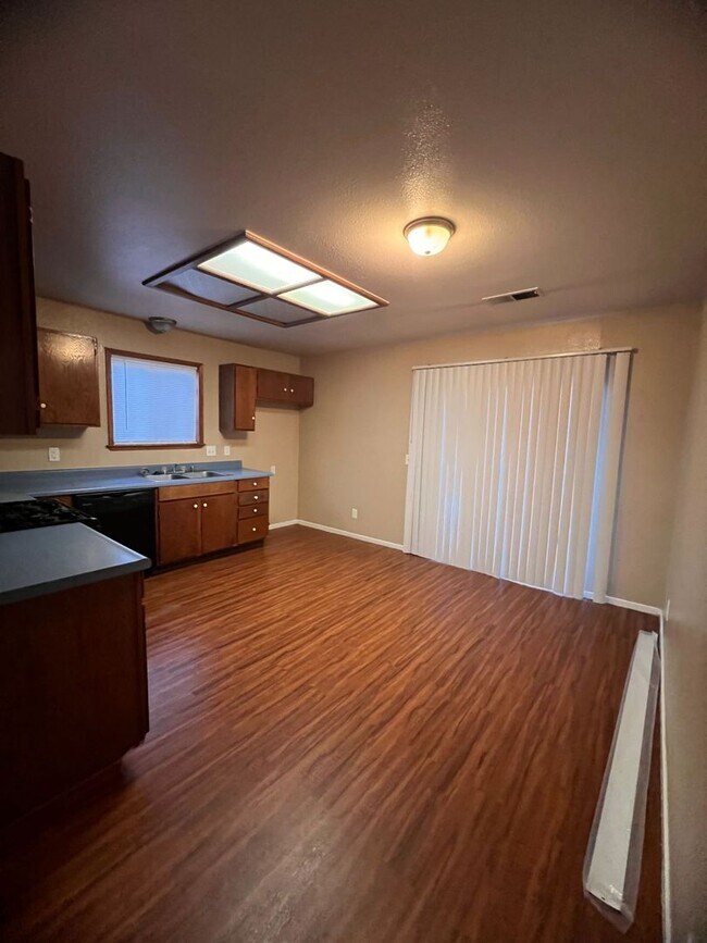Foto del edificio - 902 BELMONT ST 3 BEDROOM 2 BATH TULARE