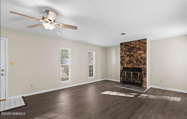 Foto del edificio - Beautiful 3 Bedroom Home-210 Country Rd. $...