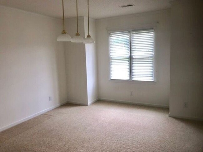 Building Photo - 106 Pond View Dr