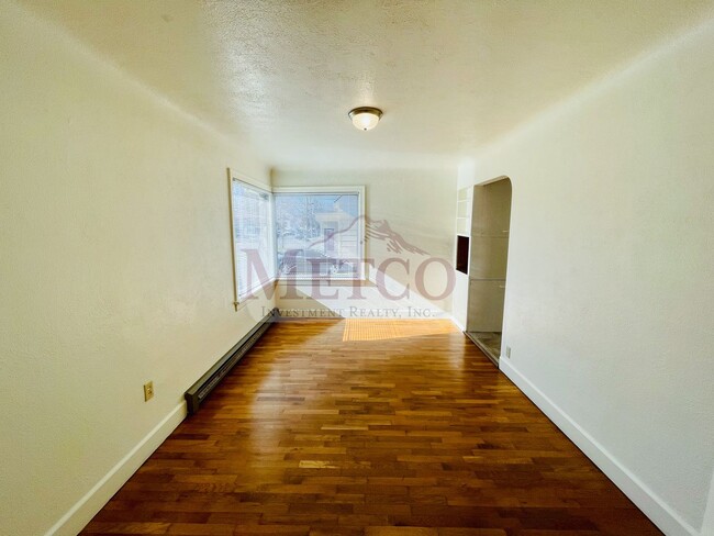 Building Photo - Fantastic 4 bedroom close to U of O   **PL...