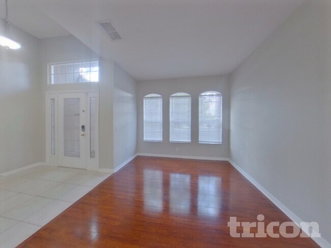 Foto del edificio - 304 Churchill Downs Blvd