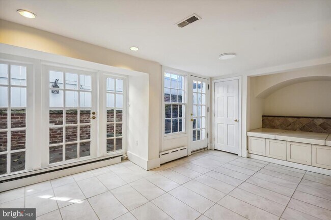 Foto del edificio - 3341 Dent Pl NW