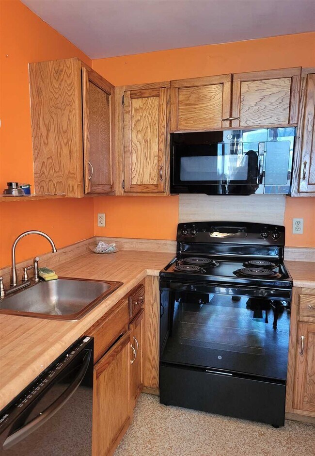 Building Photo - 216 W Rd