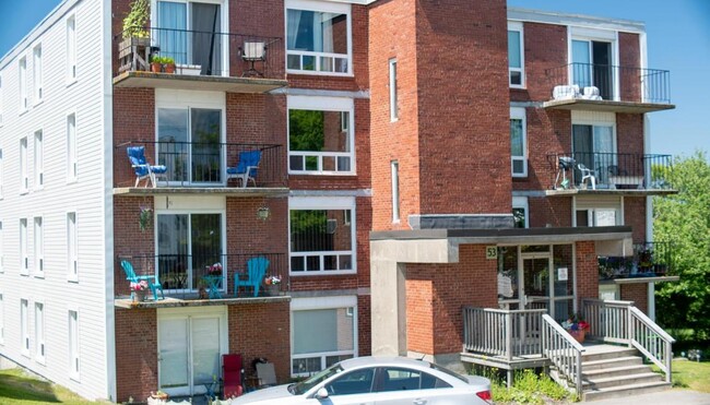 Building Photo - 53 Somerset Place
