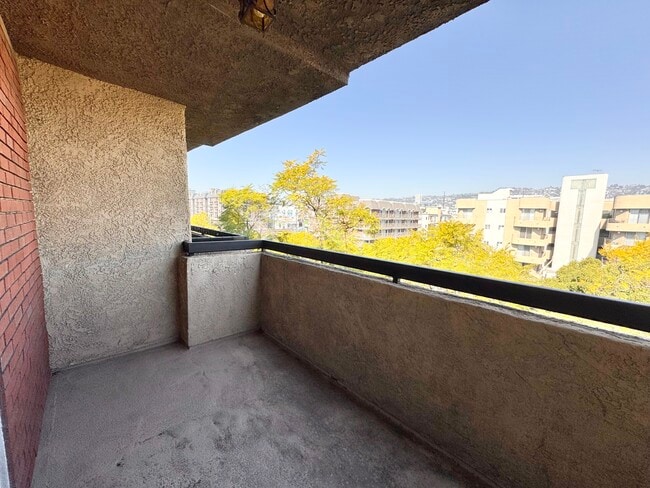 Building Photo - 8724 Burton Way