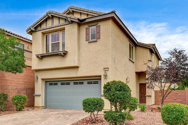 Foto del edificio - BEAUTIFUL GATED 2 Story, 3 Bedroom Home in...