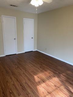 Foto del edificio - AVAILABLE NOW. GRANITE COUNTERTOPS. Spacious single-level Townhome with upgraded flooring throughout