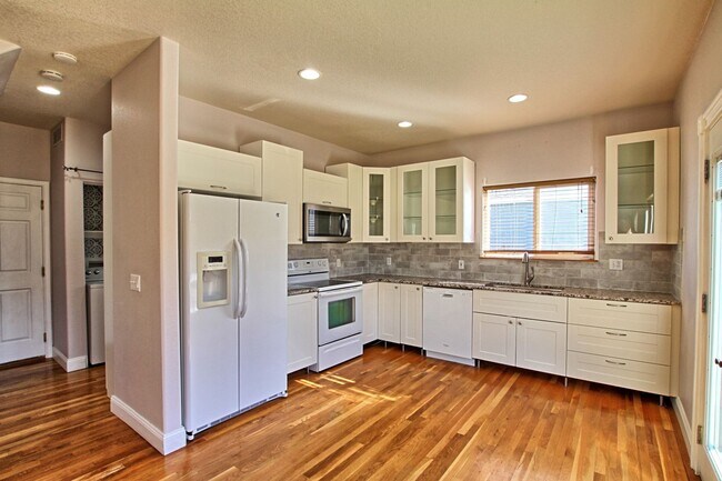 Foto del edificio - 4 bed 3.5 bath Founders home