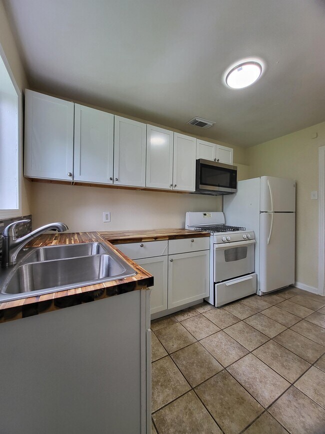 Building Photo - 1112 Williamson Dr