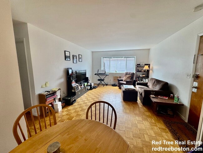 Building Photo - 2 Larose Pl