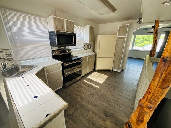Foto del edificio - 4 bed, 3 bathroom Home