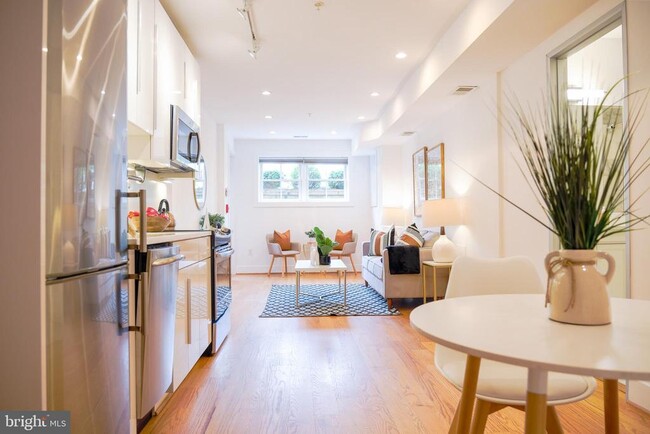 Building Photo - 1209 G St SE