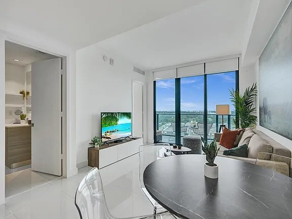 Foto del edificio - 121 NE 34th St