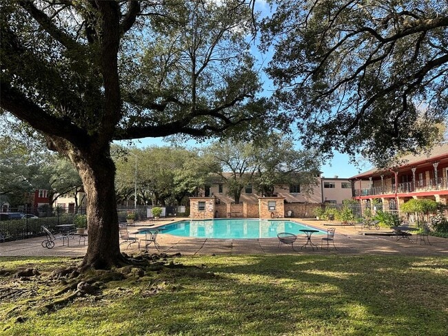 Foto del edificio - 5208 Arboles Dr