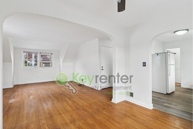 Foto del edificio - Spacious 1-Bedroom Apartment with Bonus Li...