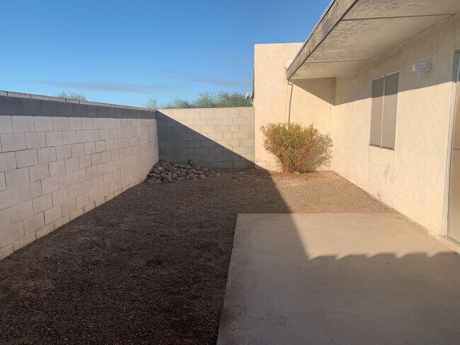 Building Photo - Three Bedroom Condo!