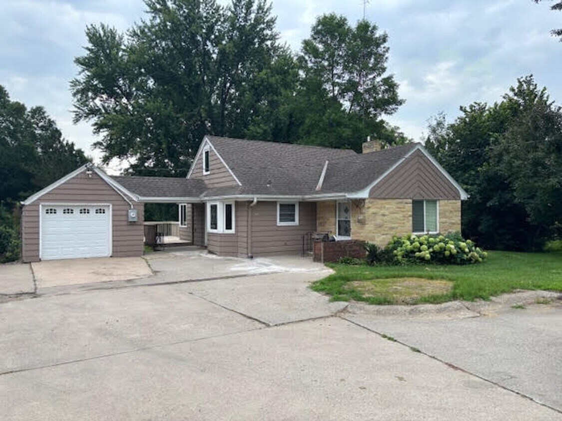 Foto principal - 4 Bedroom Home in Sartell on the Mississip...