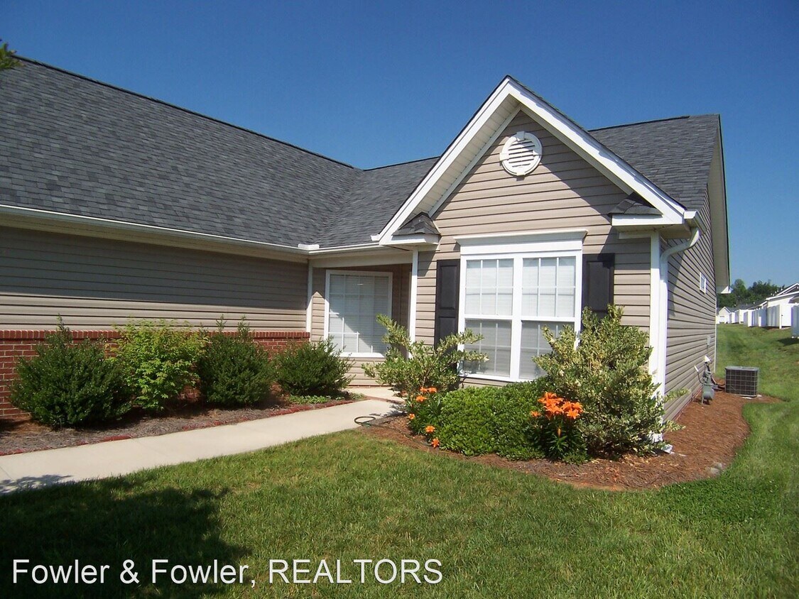 3 br, 2 bath House 1330 Bayswater Dr House Rental in High Point, NC