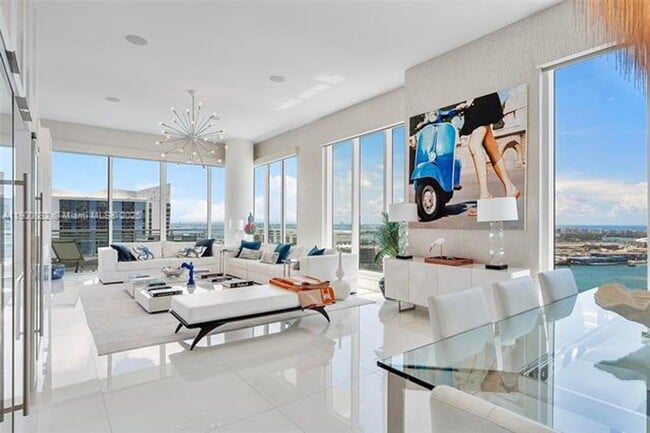 Building Photo - 900 Brickell Key Blvd