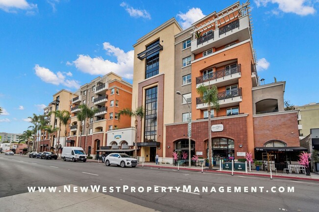 Building Photo - Light and Bright Uptown/Hillcrest 2 Bedroom.