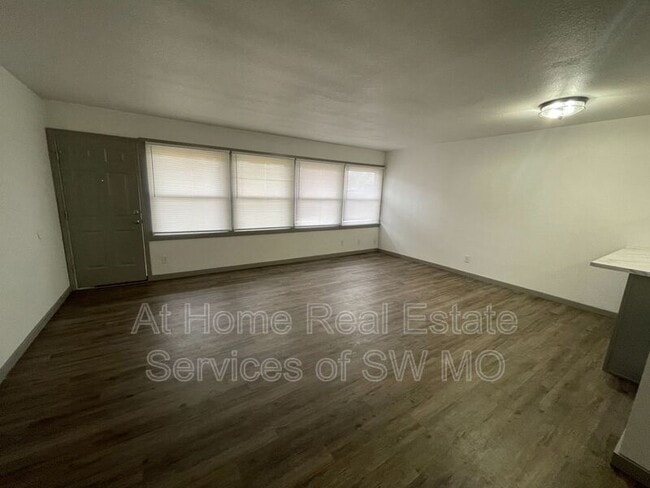 Foto del edificio - 1438 E Elm St