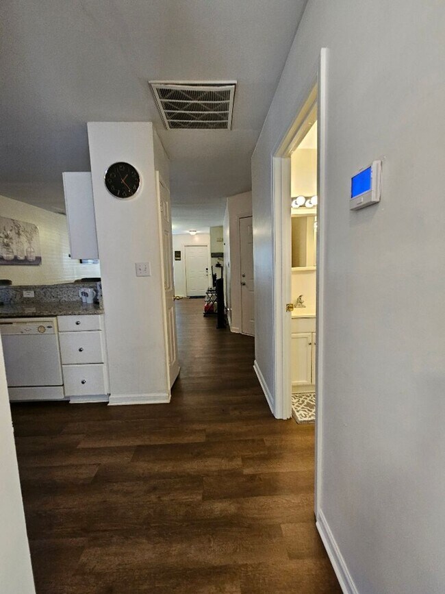 Foto del edificio - Fully Furnished 2 bed 1 bath duplex in Moo...