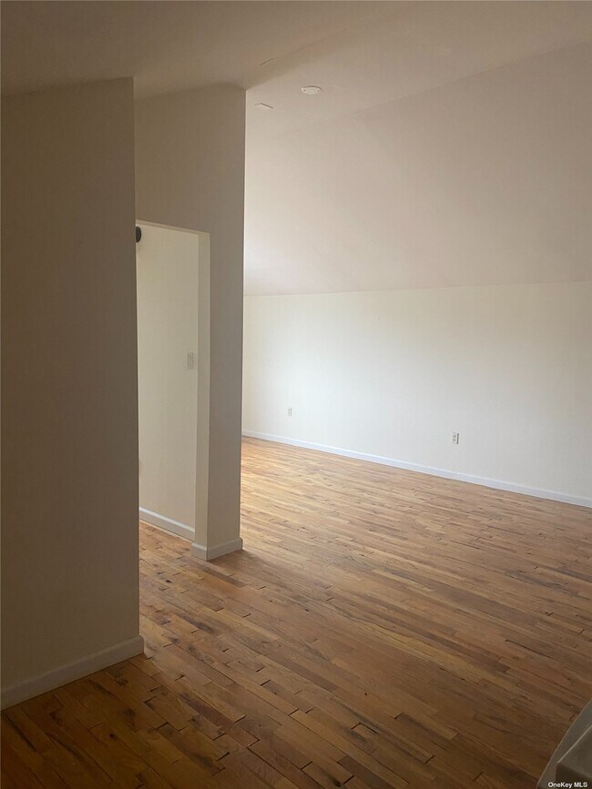 Building Photo - 18 Bayville Ave