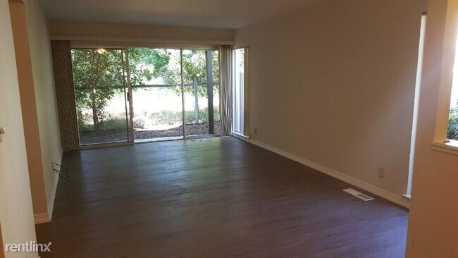 Foto del edificio - 2 br, 2 bath Condo - 50 Massolo Dr.