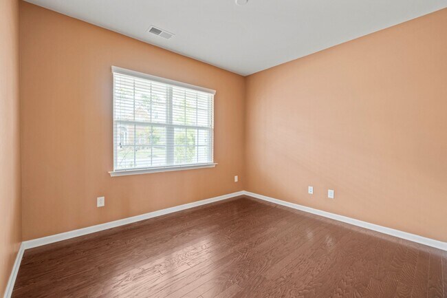 Foto del edificio - This Beautiful 5 Bedrooms, 3.5 Bathrooms is Located Steele Creek, in Berewick