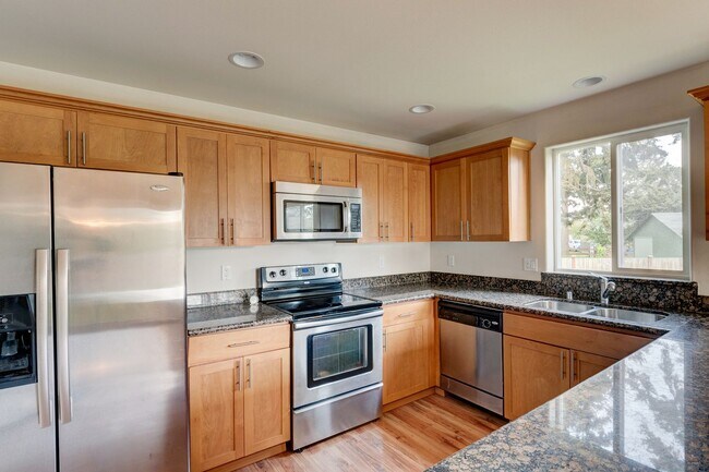 Foto del edificio - 3 Bedroom 2.5 Bath with 3 Car Garage