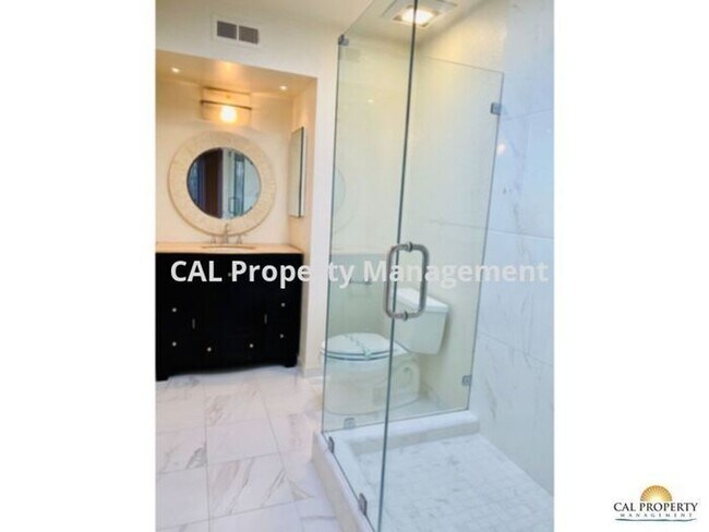 Foto del edificio - Stunning 2 Bed/2 Bath Condo Located in Mon...