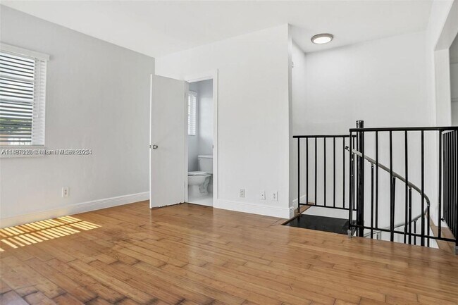 Foto del edificio - 7315 Carlyle Ave